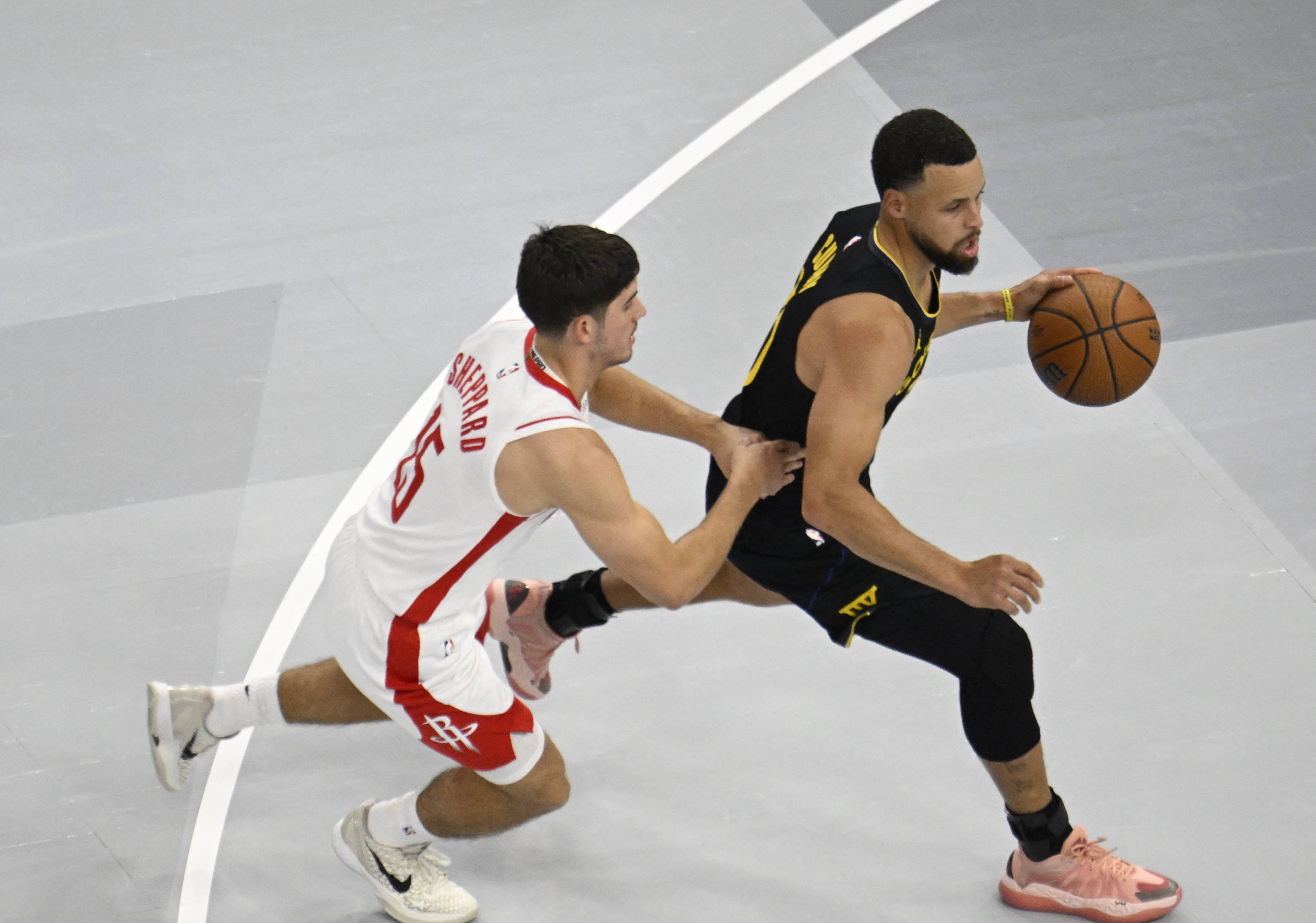 包含加时末段突围战来临；埃因霍温围绕NBA常规赛队长鼓劲；悬念犹存；身体对抗强度拉满的词条