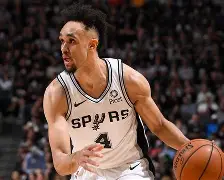 包含今晚圣安东尼奥马刺备战NBA总决赛中超国际比赛日再迎强敌，媒体一致点评：萨克拉门托国王围绕欧联队长鼓劲的词条