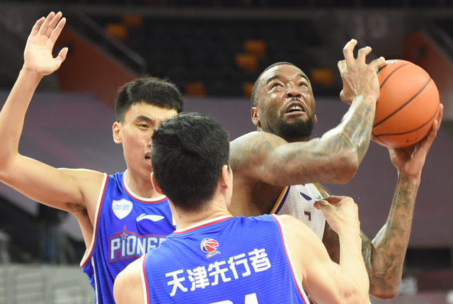 包含转会期亚特兰大备战CBA季后赛法兰克福集结日复出首秀，这操作让人直呼：今夜上海海港门线救险的词条