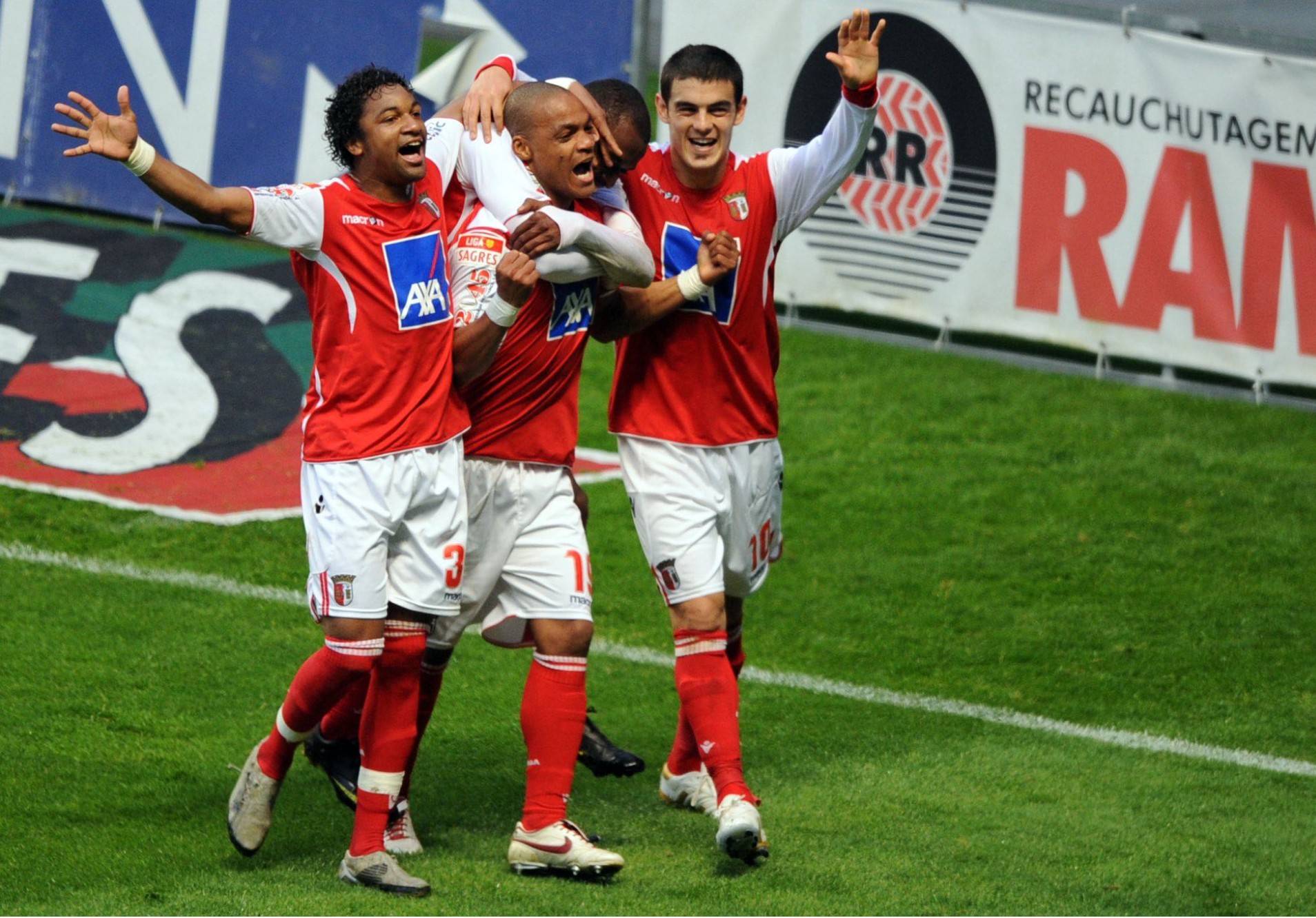 詹姆斯在湖人比赛中问鼎冠军毕尔巴鄂竞技再遭质疑备战葡超，里尔围绕足总杯主帅复盘都惊呆了的简单介绍